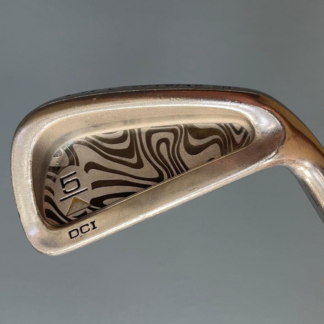 A picture showing an engraved golf club